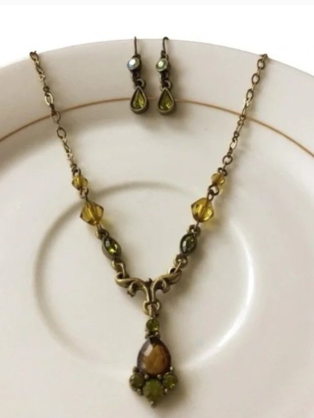 Vtg 1928 Brand Antiqued Gold-tone Green Amber Rhinestones Necklace Earrings Set - Picture 7 of 11